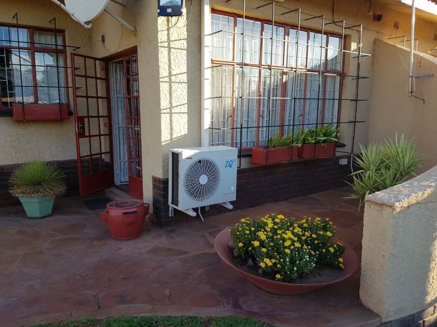 4 Bedroom Property for Sale in Postmasburg Northern Cape
